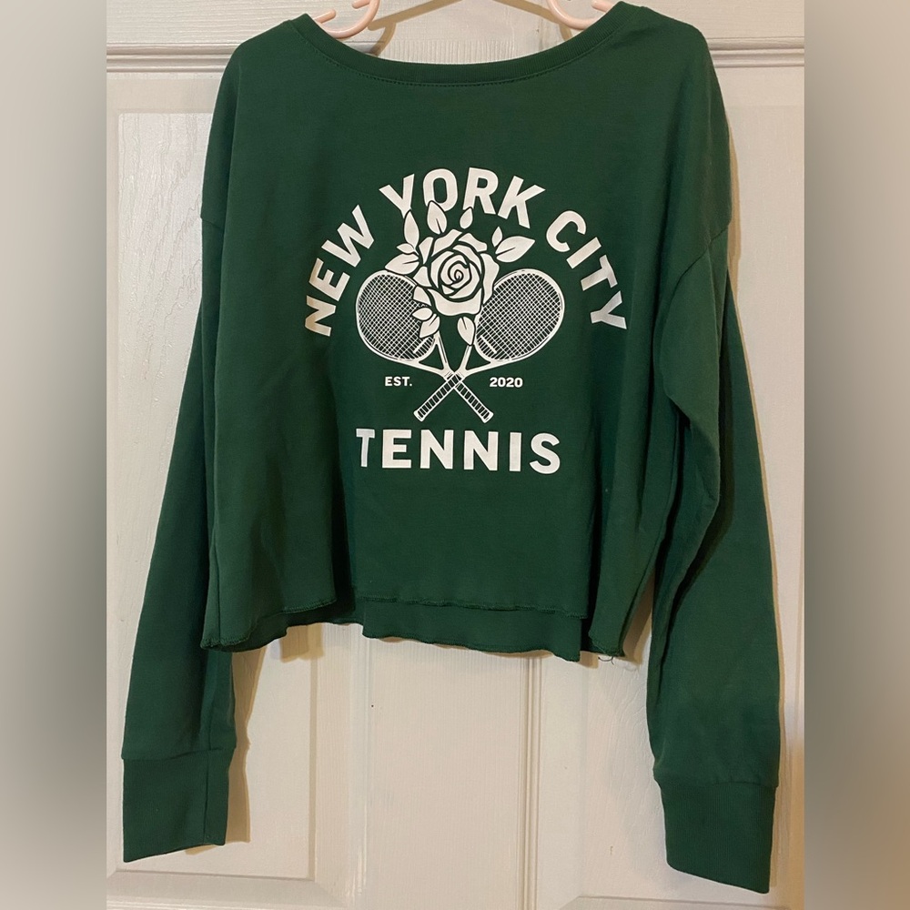 Free Assembly Girls Long Sleeve Cropped Sporty Green Graphic Tee
M 7/8




k1